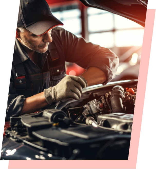 Aracının başında çalışan YST Garage teknisyeni